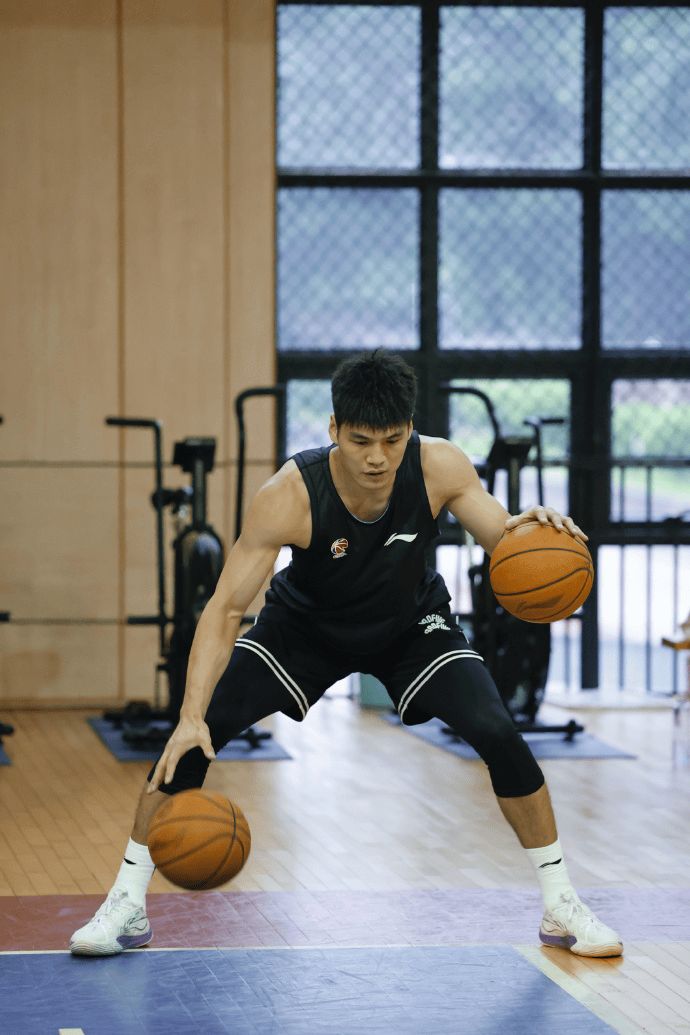 九游体育 -山东男篮训练开放日，国际比赛日调整名单引欢呼，荷甲在即，身体对抗强度拉满的简单介绍